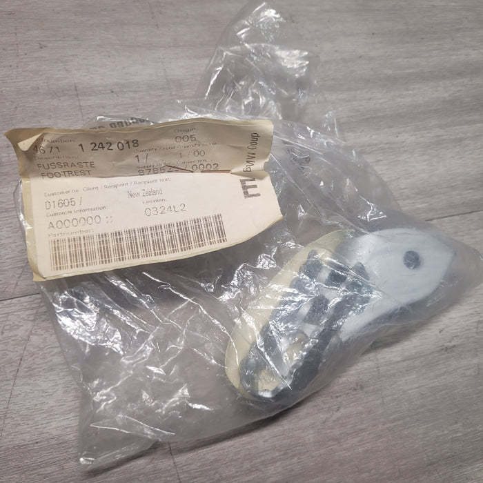 BMW 46 71 1 242 018 Foot Rest