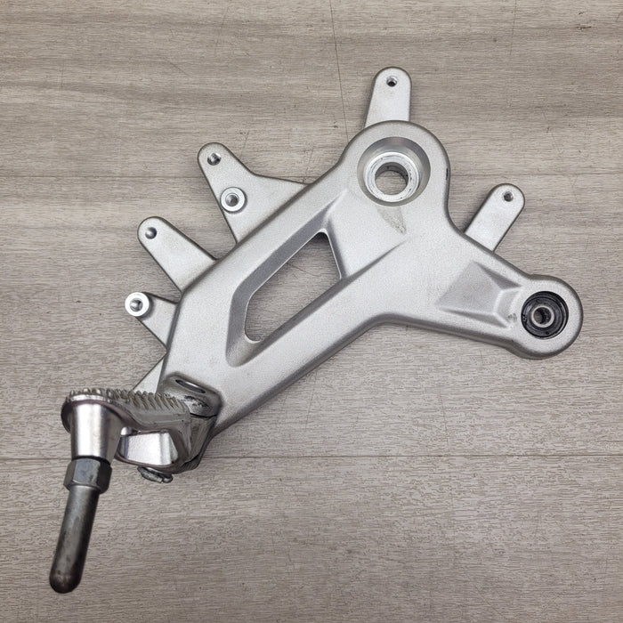 450 SR (2024) Right riders peg and mount