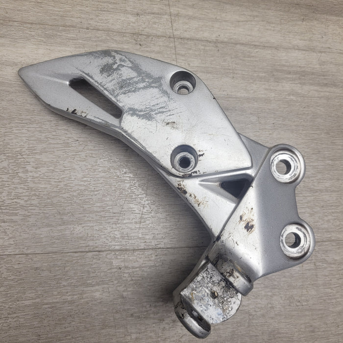 GSX150DXA (2019) Right riders peg mount