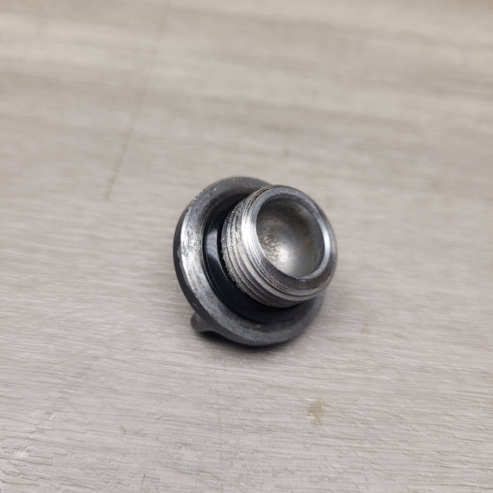 GT250R EFI Oil filler cap